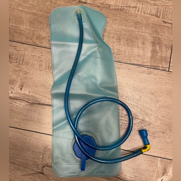 EUC Camelbak Blowfish 100oz - Picture 2 of 3